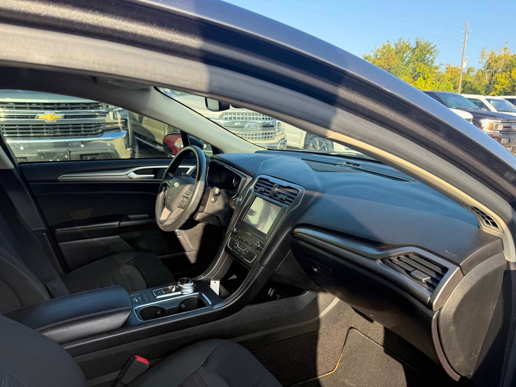 Ford Fusion Hybrid Vehicle Full-screen Gallery Image 09