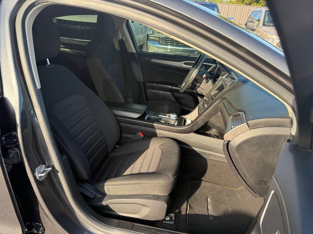 Ford Fusion Hybrid Vehicle Full-screen Gallery Image 10