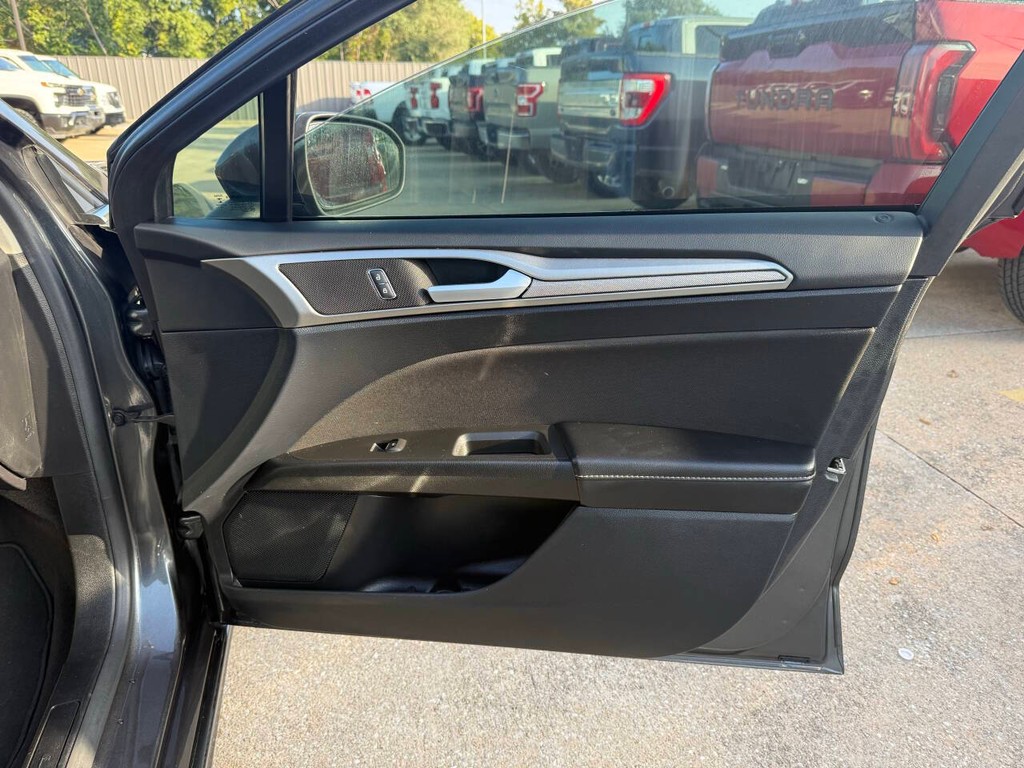 Ford Fusion Hybrid Vehicle Full-screen Gallery Image 11