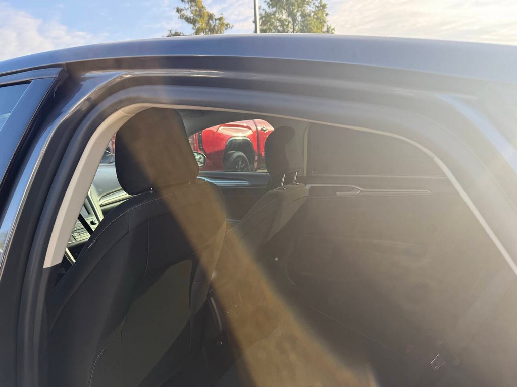 Ford Fusion Hybrid Vehicle Full-screen Gallery Image 12