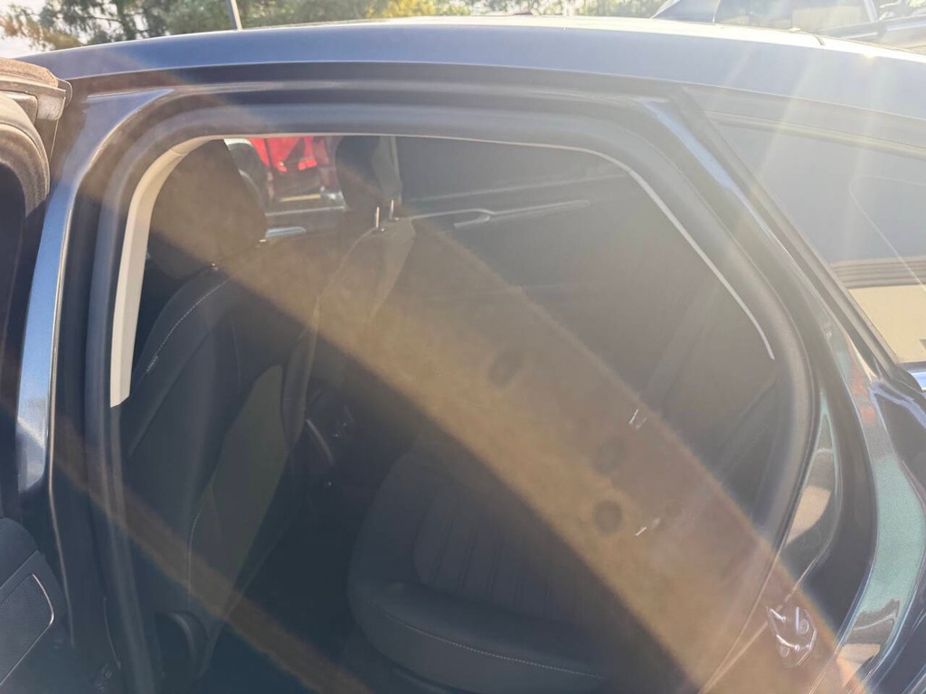 Ford Fusion Hybrid Vehicle Full-screen Gallery Image 13