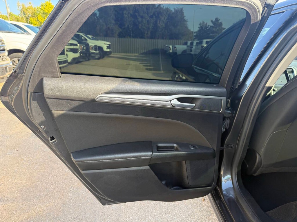 Ford Fusion Hybrid Vehicle Full-screen Gallery Image 14