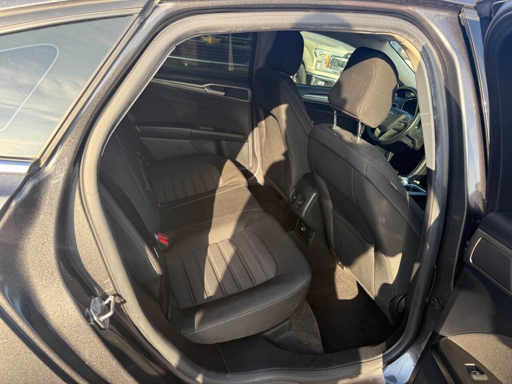 Ford Fusion Hybrid Vehicle Full-screen Gallery Image 15