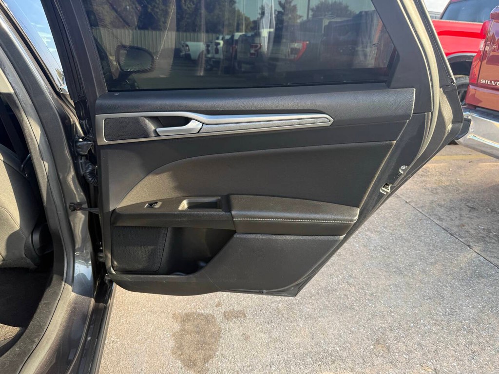 Ford Fusion Hybrid Vehicle Full-screen Gallery Image 16