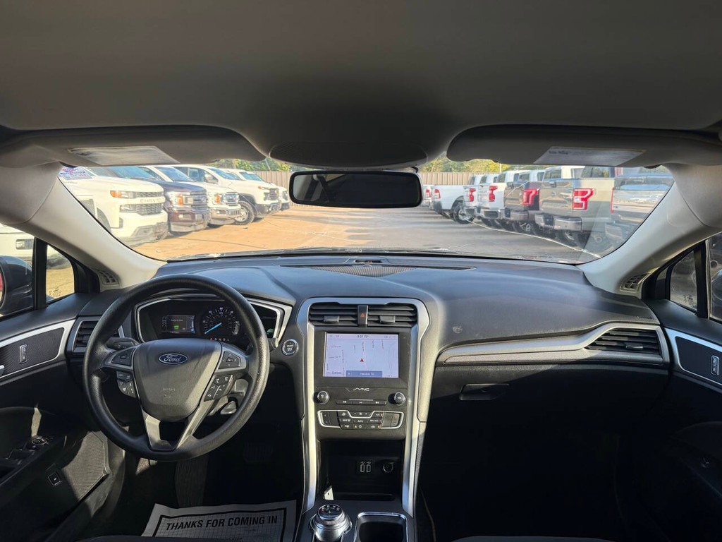 Ford Fusion Hybrid Vehicle Full-screen Gallery Image 17