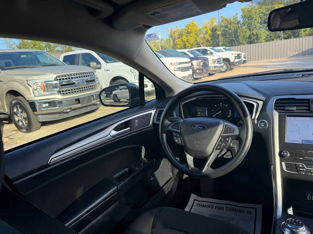 Ford Fusion Hybrid Vehicle Full-screen Gallery Image 19