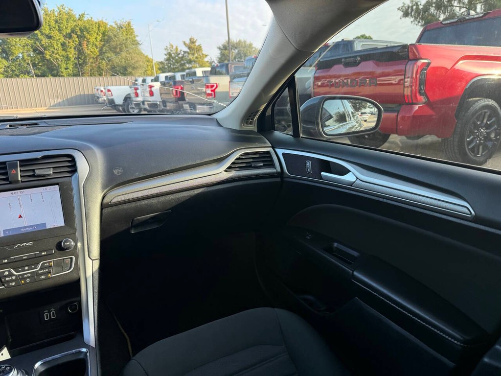 Ford Fusion Hybrid Vehicle Full-screen Gallery Image 20