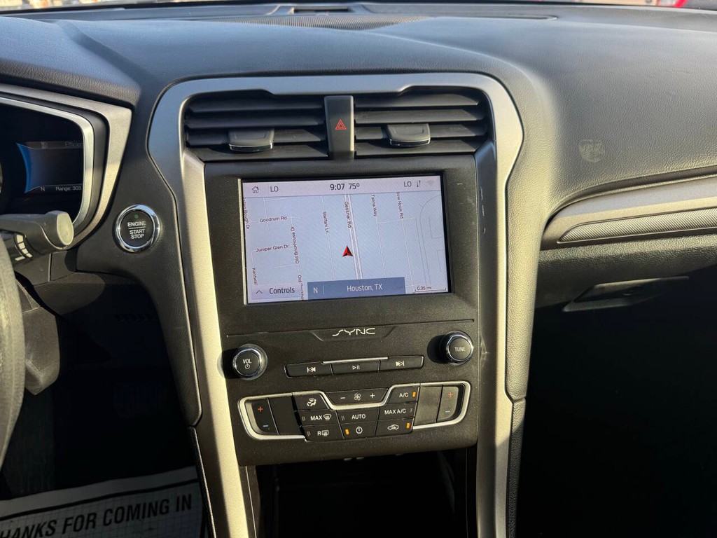 Ford Fusion Hybrid Vehicle Full-screen Gallery Image 24