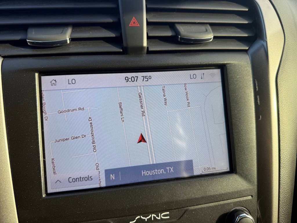 Ford Fusion Hybrid Vehicle Full-screen Gallery Image 25