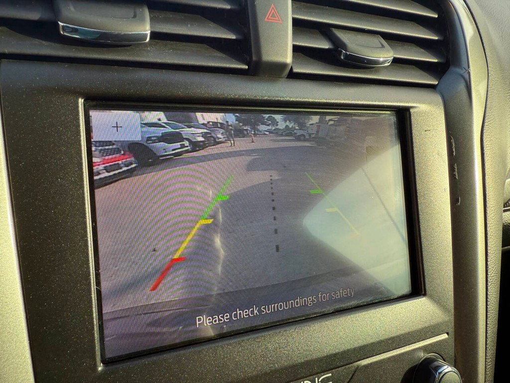 Ford Fusion Hybrid Vehicle Full-screen Gallery Image 26