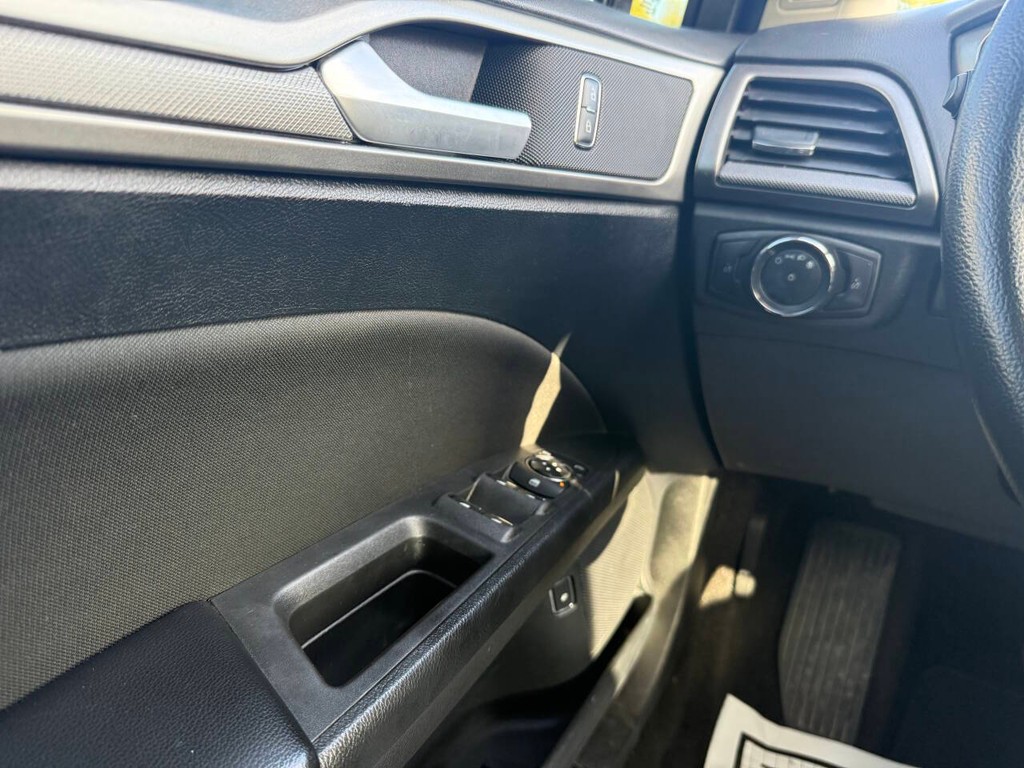 Ford Fusion Hybrid Vehicle Full-screen Gallery Image 29