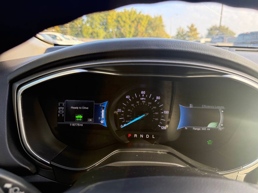 Ford Fusion Hybrid Vehicle Full-screen Gallery Image 30