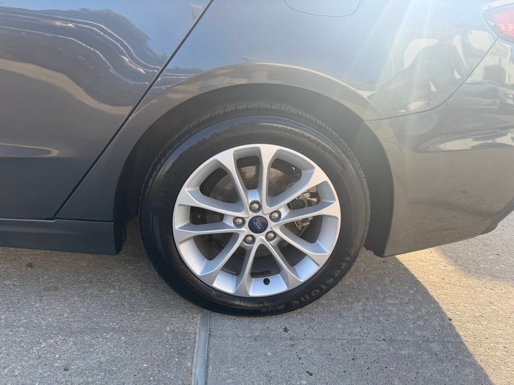 Ford Fusion Hybrid Vehicle Full-screen Gallery Image 34