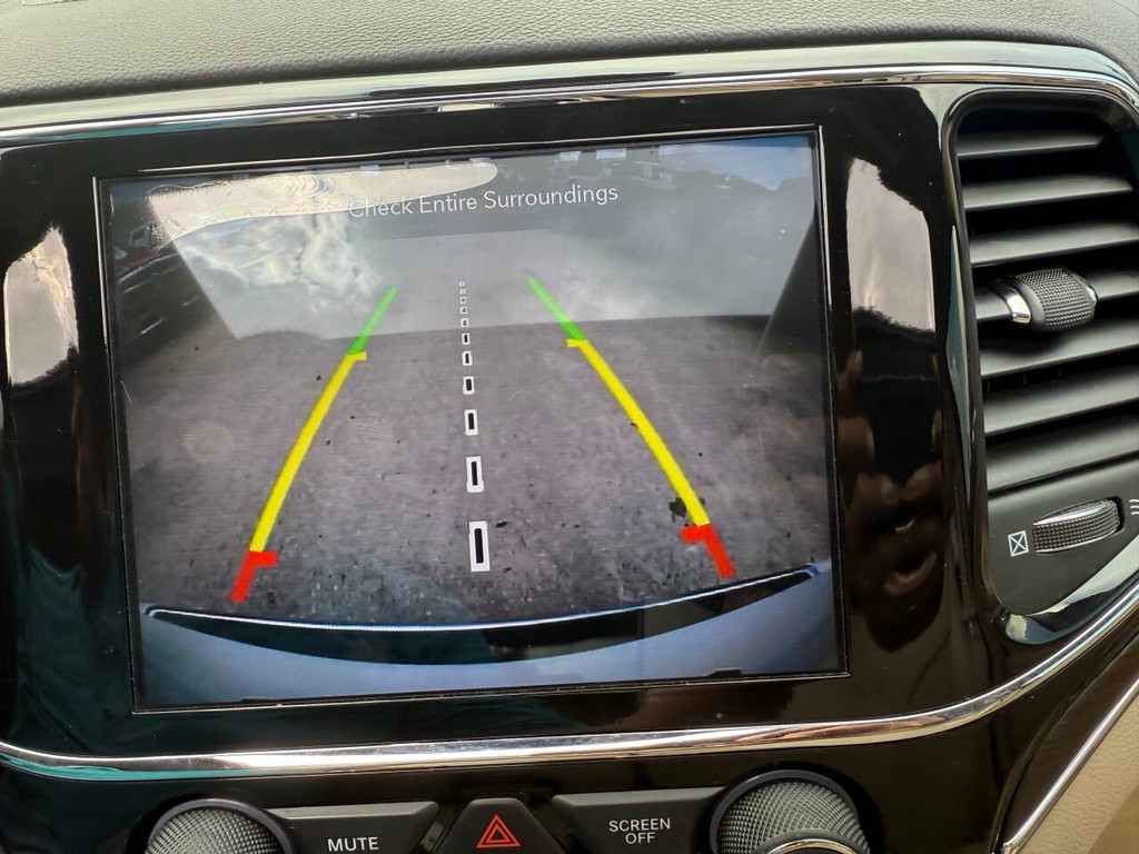 Jeep Grand Cherokee Vehicle Full-screen Gallery Image 26