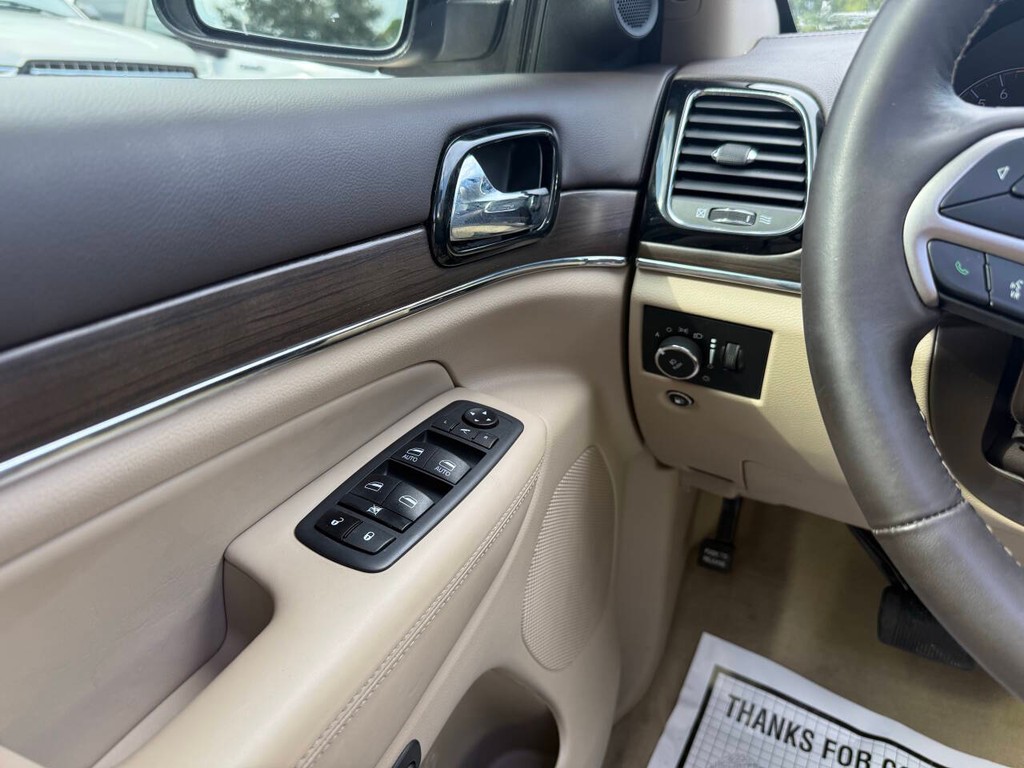 Jeep Grand Cherokee Vehicle Full-screen Gallery Image 29