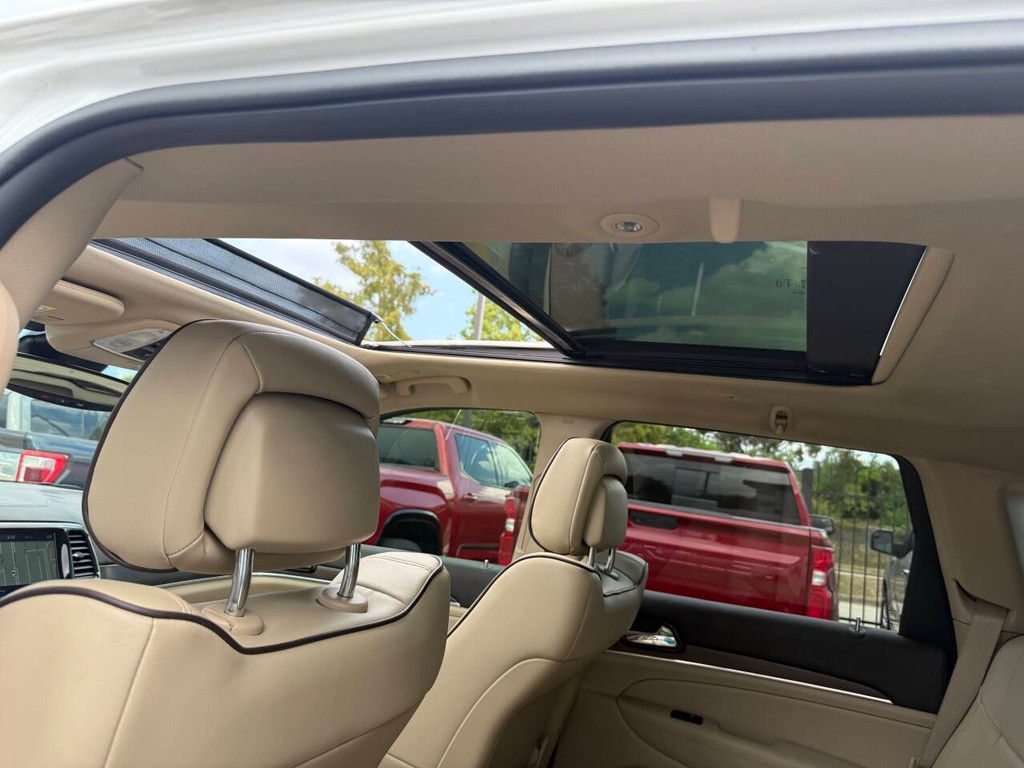 Jeep Grand Cherokee Vehicle Full-screen Gallery Image 31