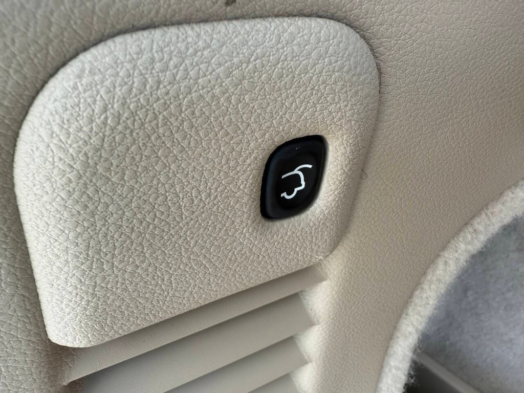 Jeep Grand Cherokee Vehicle Full-screen Gallery Image 38