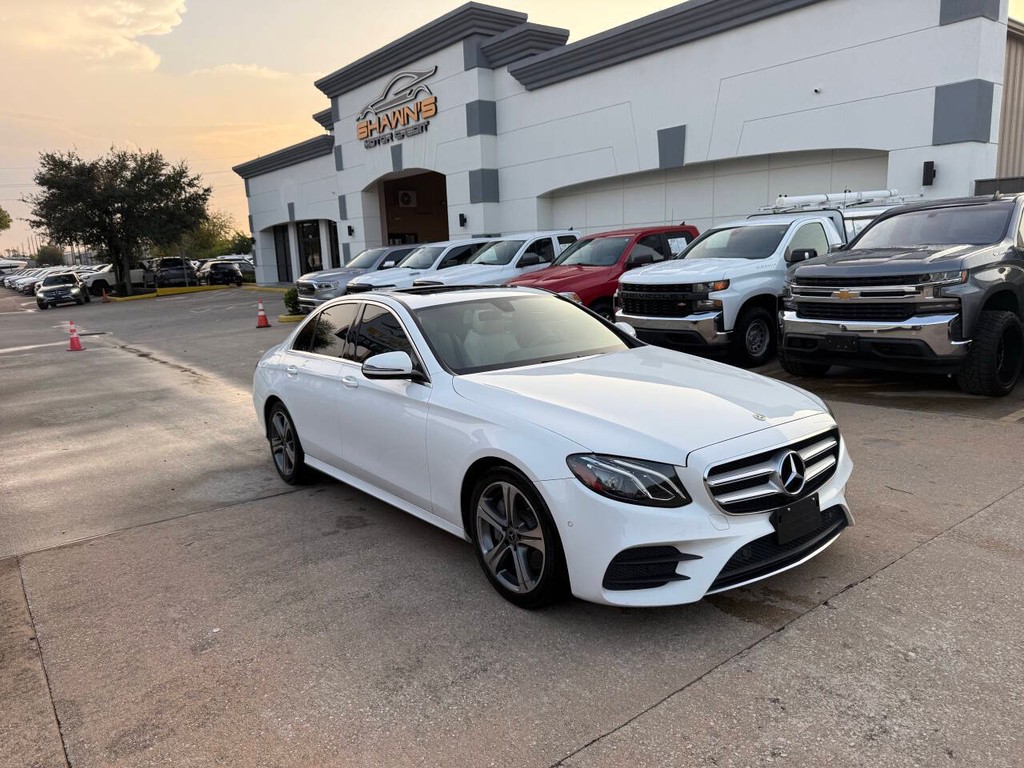 Mercedes-Benz E-Class Vehicle Full-screen Gallery Image 02