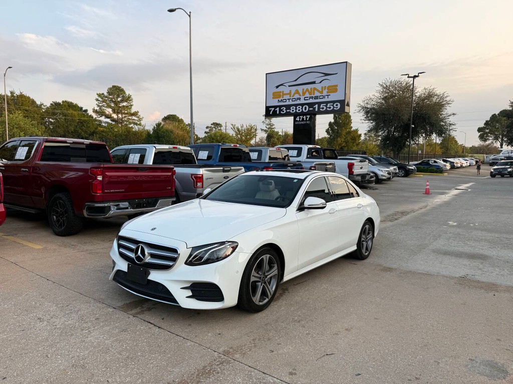 Mercedes-Benz E-Class Vehicle Full-screen Gallery Image 03