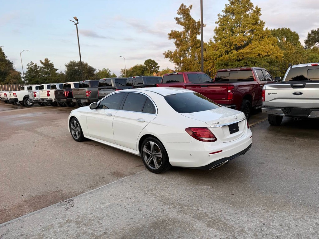 Mercedes-Benz E-Class Vehicle Full-screen Gallery Image 04