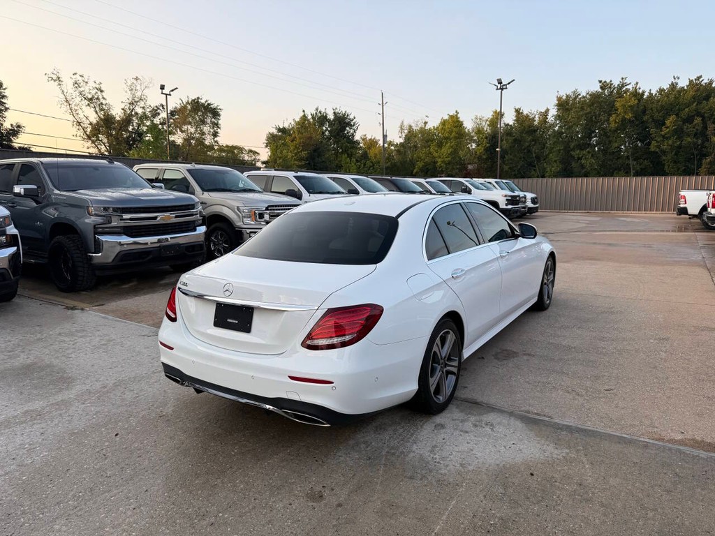 Mercedes-Benz E-Class Vehicle Full-screen Gallery Image 05