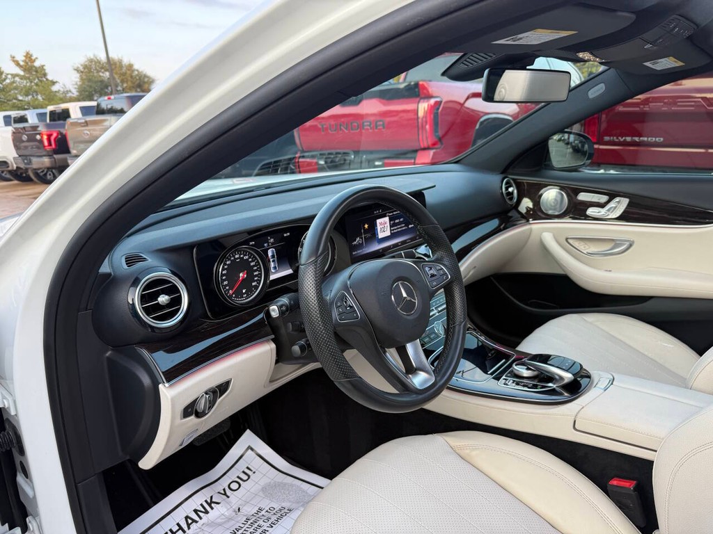 Mercedes-Benz E-Class Vehicle Full-screen Gallery Image 06