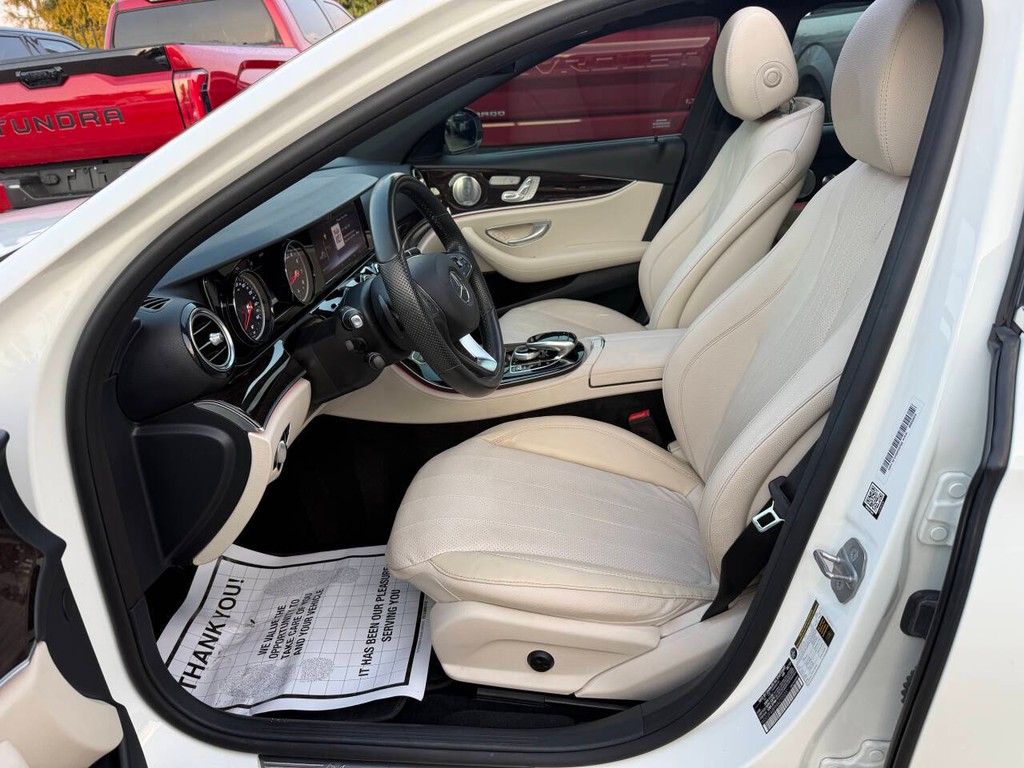 Mercedes-Benz E-Class Vehicle Full-screen Gallery Image 07