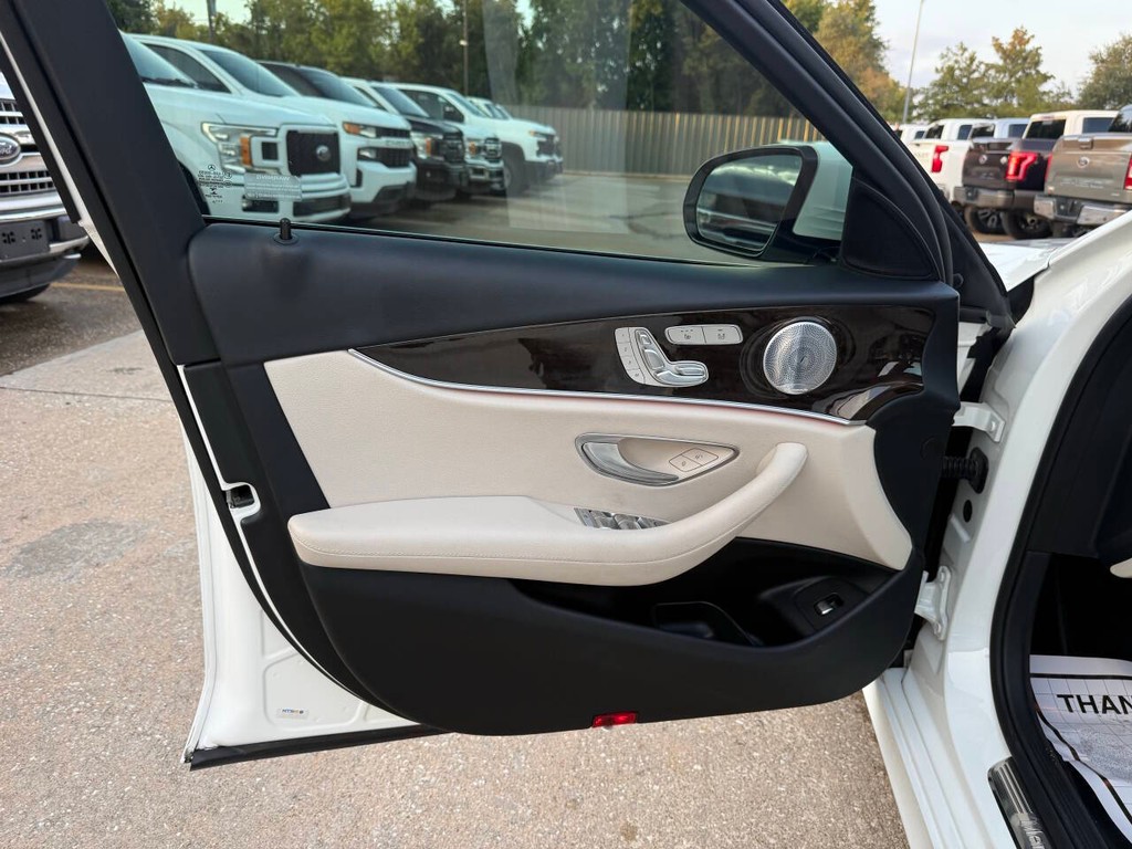 Mercedes-Benz E-Class Vehicle Full-screen Gallery Image 08