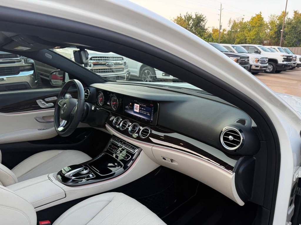 Mercedes-Benz E-Class Vehicle Full-screen Gallery Image 09