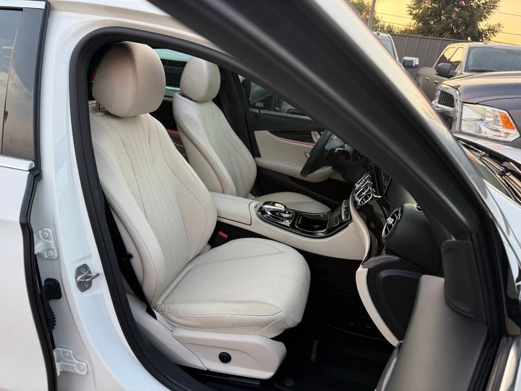 Mercedes-Benz E-Class Vehicle Full-screen Gallery Image 10