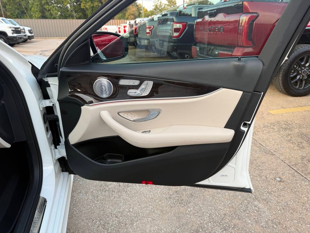 Mercedes-Benz E-Class Vehicle Full-screen Gallery Image 11
