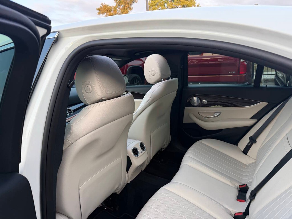 Mercedes-Benz E-Class Vehicle Full-screen Gallery Image 12