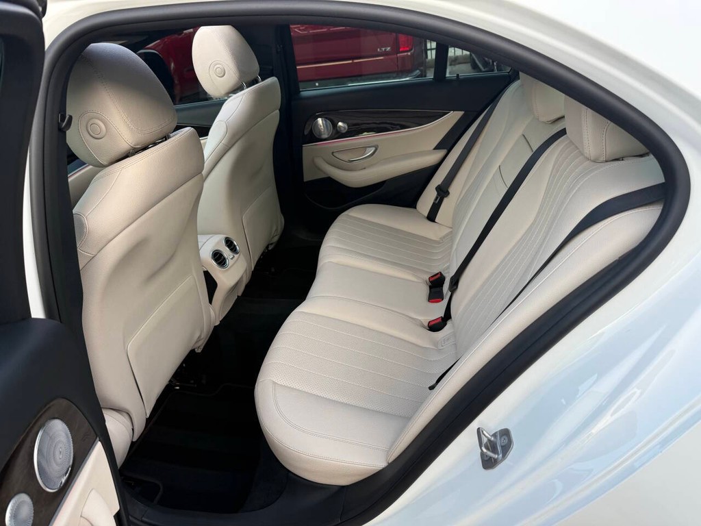 Mercedes-Benz E-Class Vehicle Full-screen Gallery Image 13