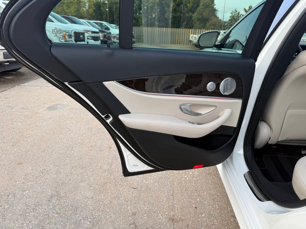 Mercedes-Benz E-Class Vehicle Full-screen Gallery Image 14