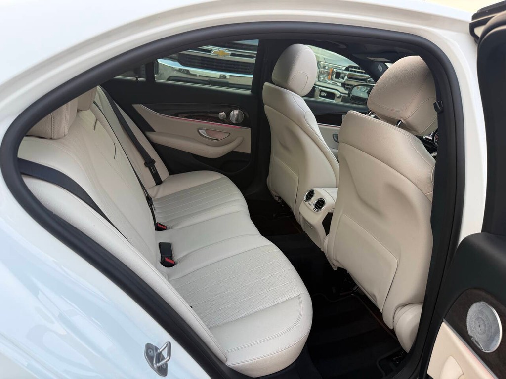 Mercedes-Benz E-Class Vehicle Full-screen Gallery Image 15