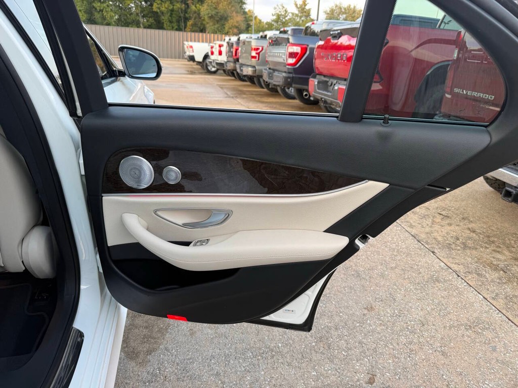 Mercedes-Benz E-Class Vehicle Full-screen Gallery Image 16