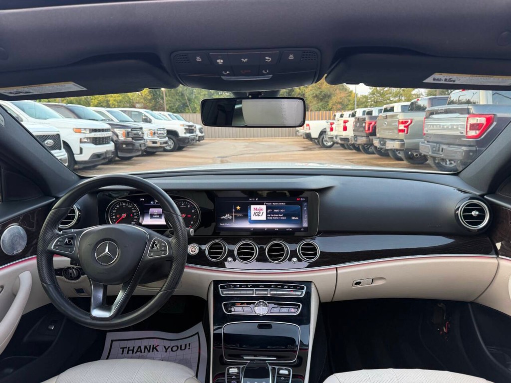 Mercedes-Benz E-Class Vehicle Full-screen Gallery Image 17