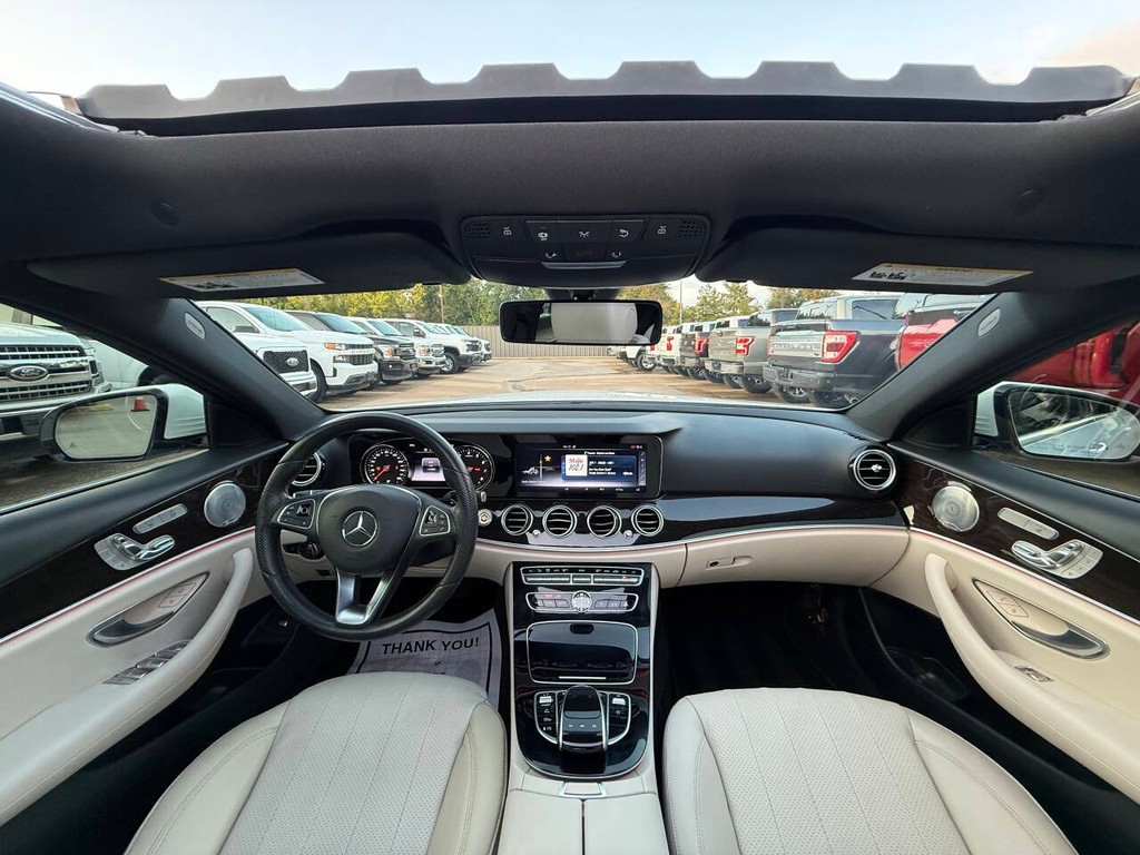 Mercedes-Benz E-Class Vehicle Full-screen Gallery Image 18