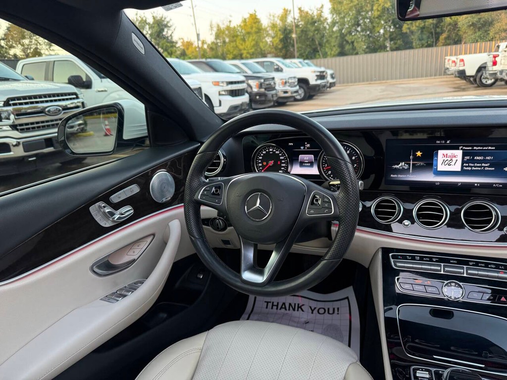 Mercedes-Benz E-Class Vehicle Full-screen Gallery Image 19