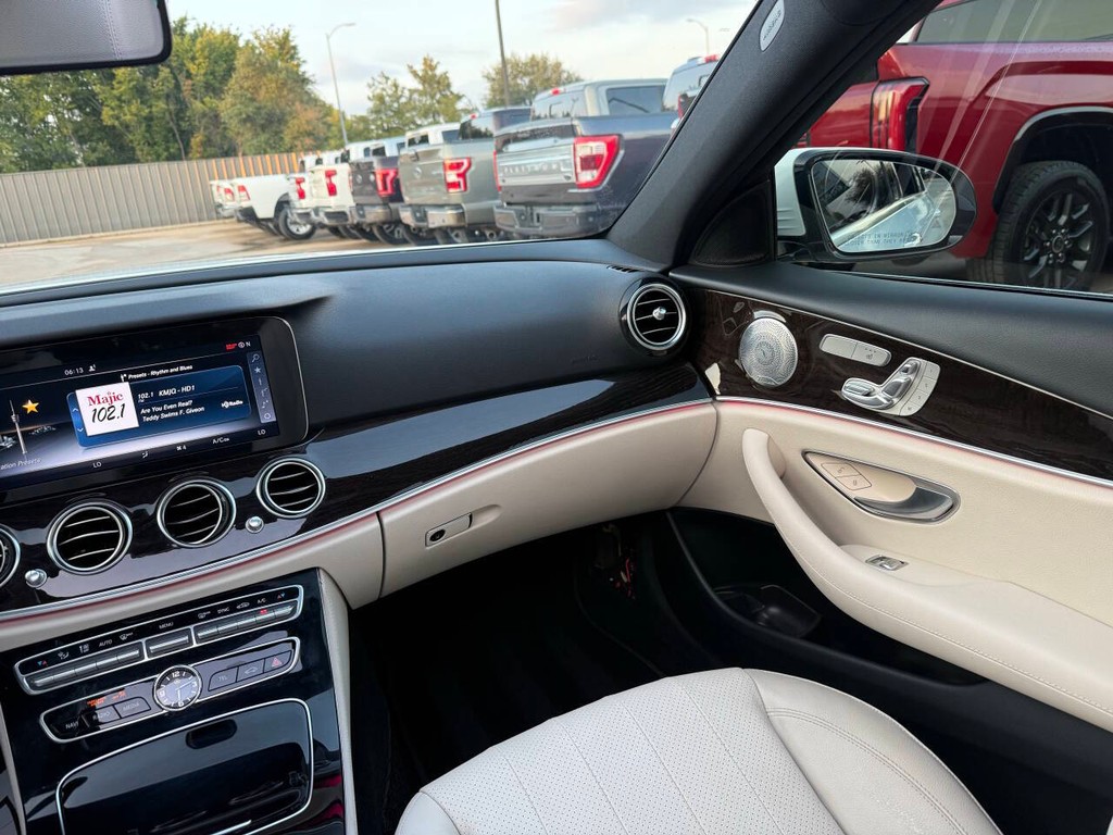 Mercedes-Benz E-Class Vehicle Full-screen Gallery Image 20