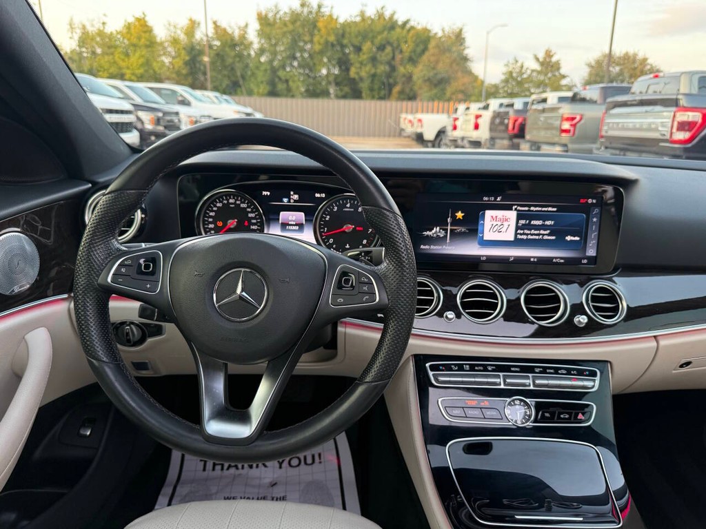 Mercedes-Benz E-Class Vehicle Full-screen Gallery Image 21