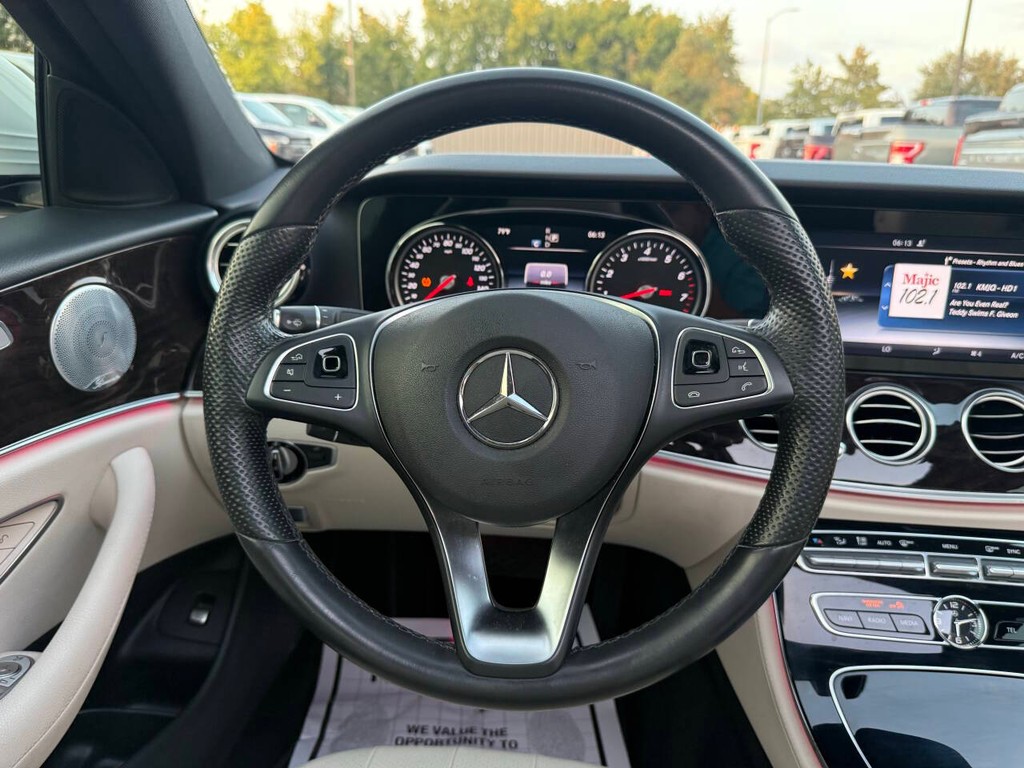 Mercedes-Benz E-Class Vehicle Full-screen Gallery Image 22