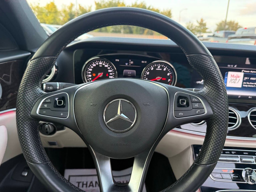 Mercedes-Benz E-Class Vehicle Full-screen Gallery Image 23