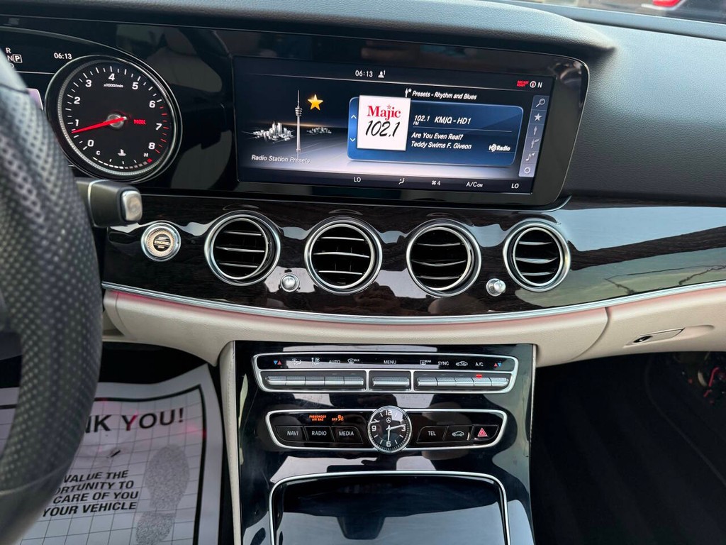 Mercedes-Benz E-Class Vehicle Full-screen Gallery Image 24