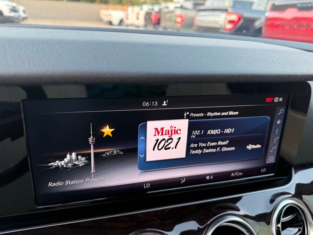 Mercedes-Benz E-Class Vehicle Full-screen Gallery Image 25