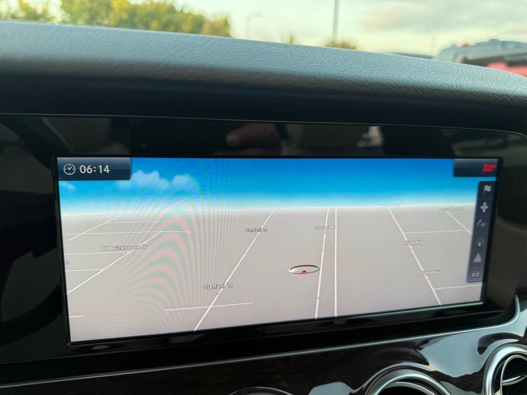 Mercedes-Benz E-Class Vehicle Full-screen Gallery Image 26