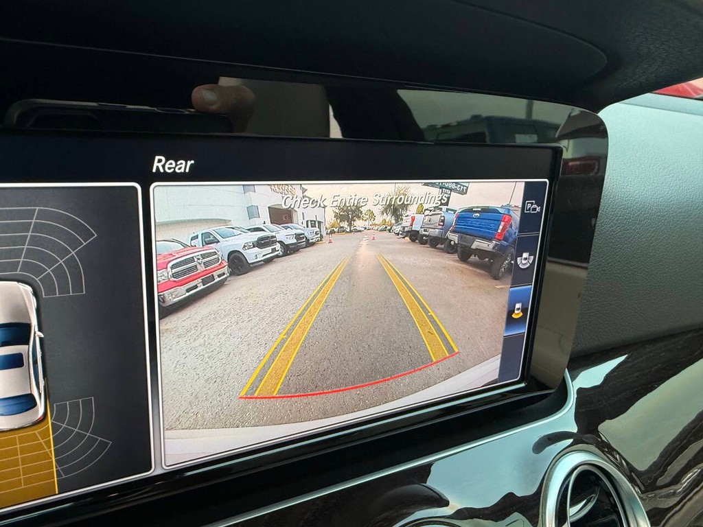 Mercedes-Benz E-Class Vehicle Full-screen Gallery Image 27