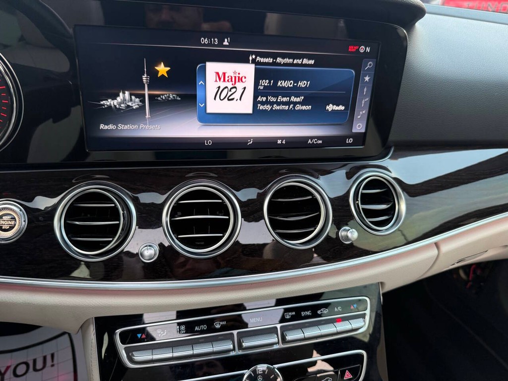 Mercedes-Benz E-Class Vehicle Full-screen Gallery Image 28