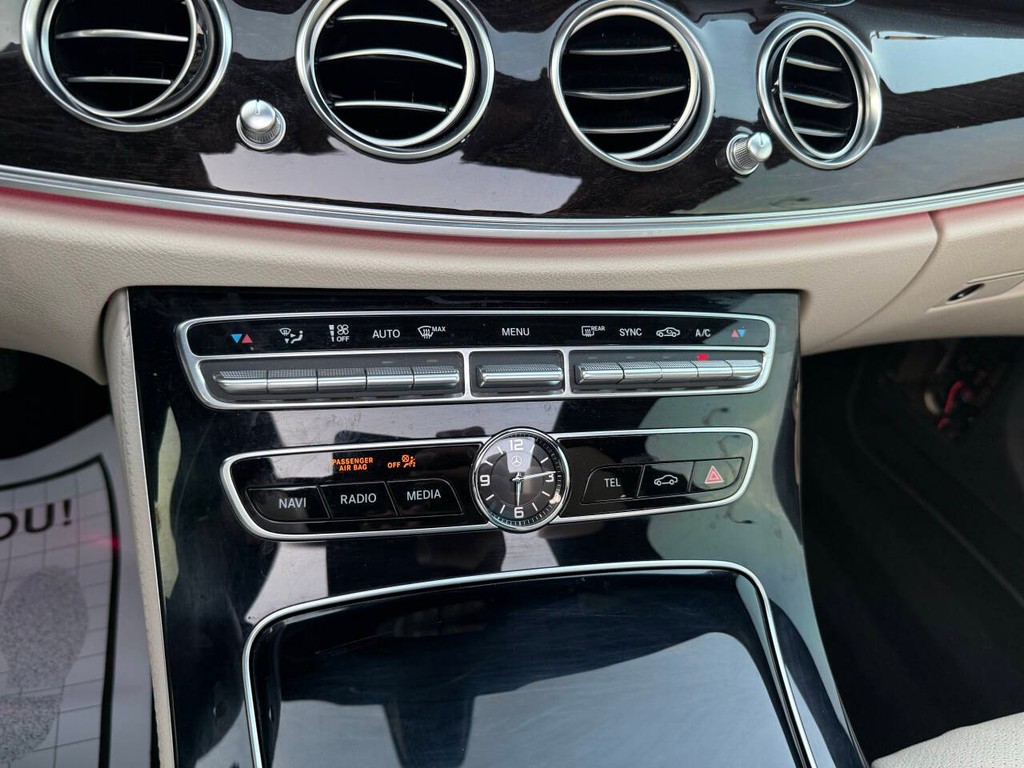 Mercedes-Benz E-Class Vehicle Full-screen Gallery Image 29