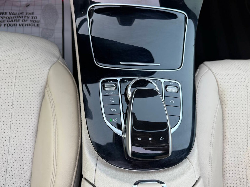 Mercedes-Benz E-Class Vehicle Full-screen Gallery Image 30